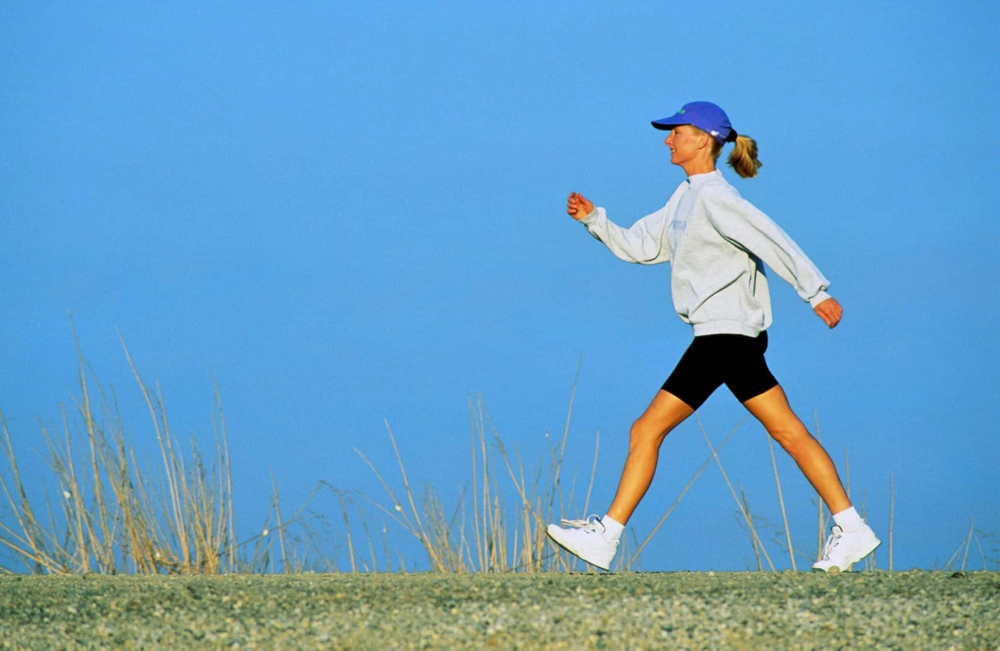 Persona con diabetes caminando con calzado adecuado